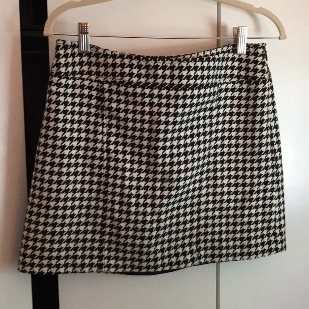 Black and white herringbone pattern mini skirt